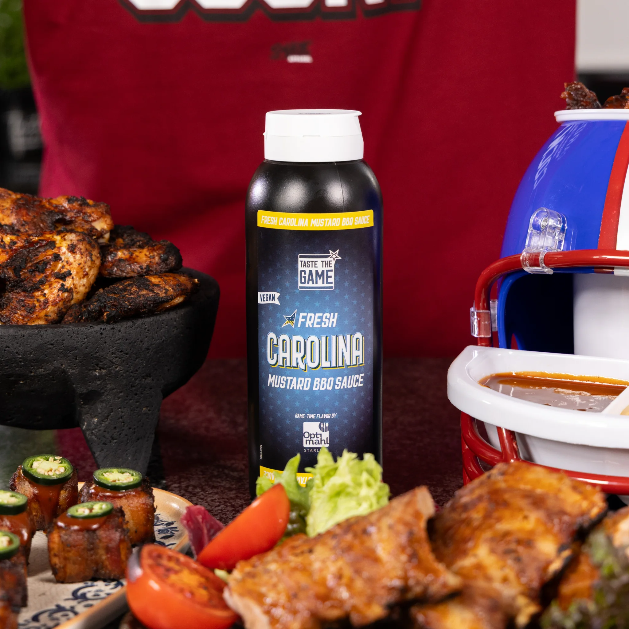Carolina Mustard BBQ Sauce mit gegrilltem Fleisch, Maiskolben und Tomaten
