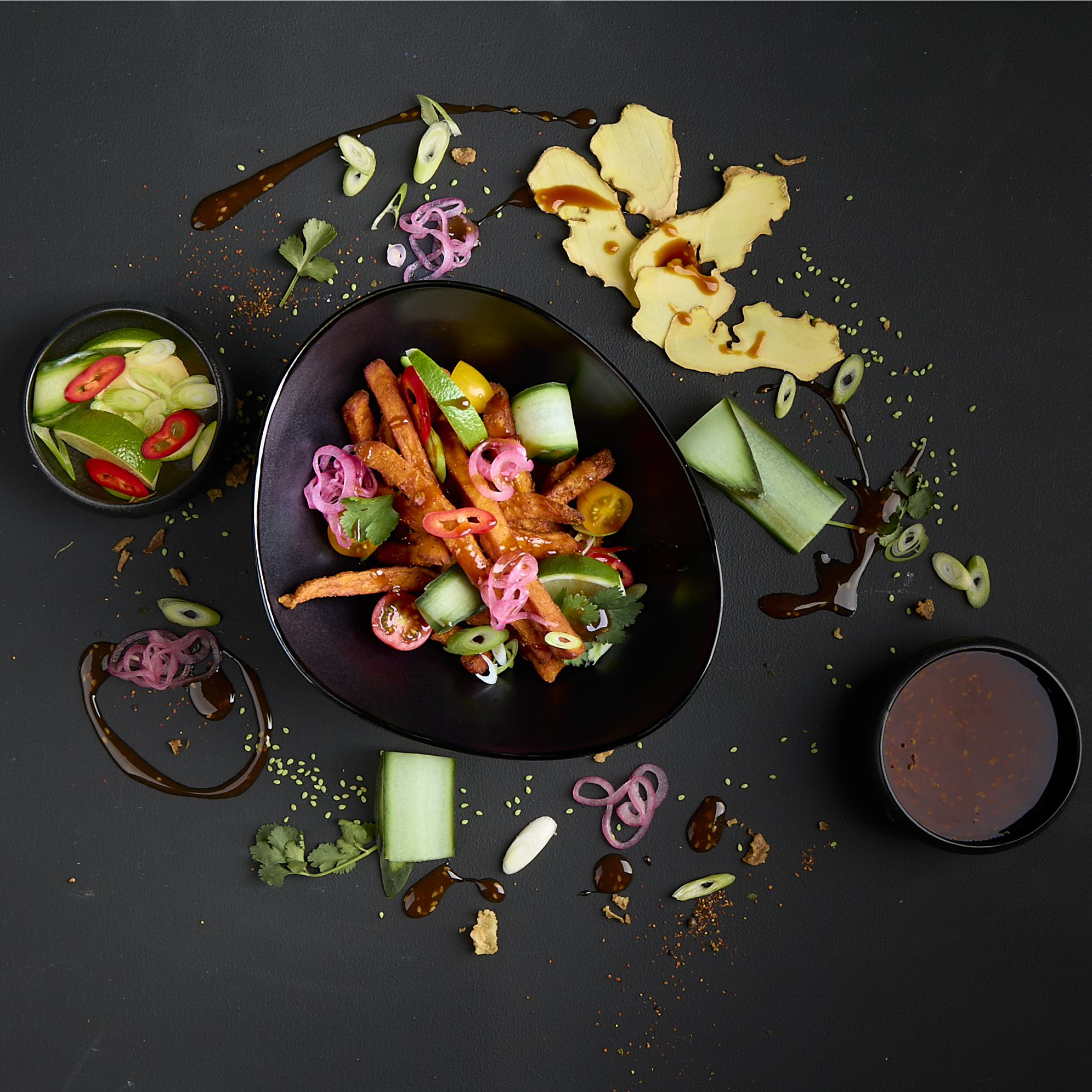 Loaded Sweet Potato Fries mit Limette, Koriander, Frühlingslauch, Pink Onions und veganer Mayo