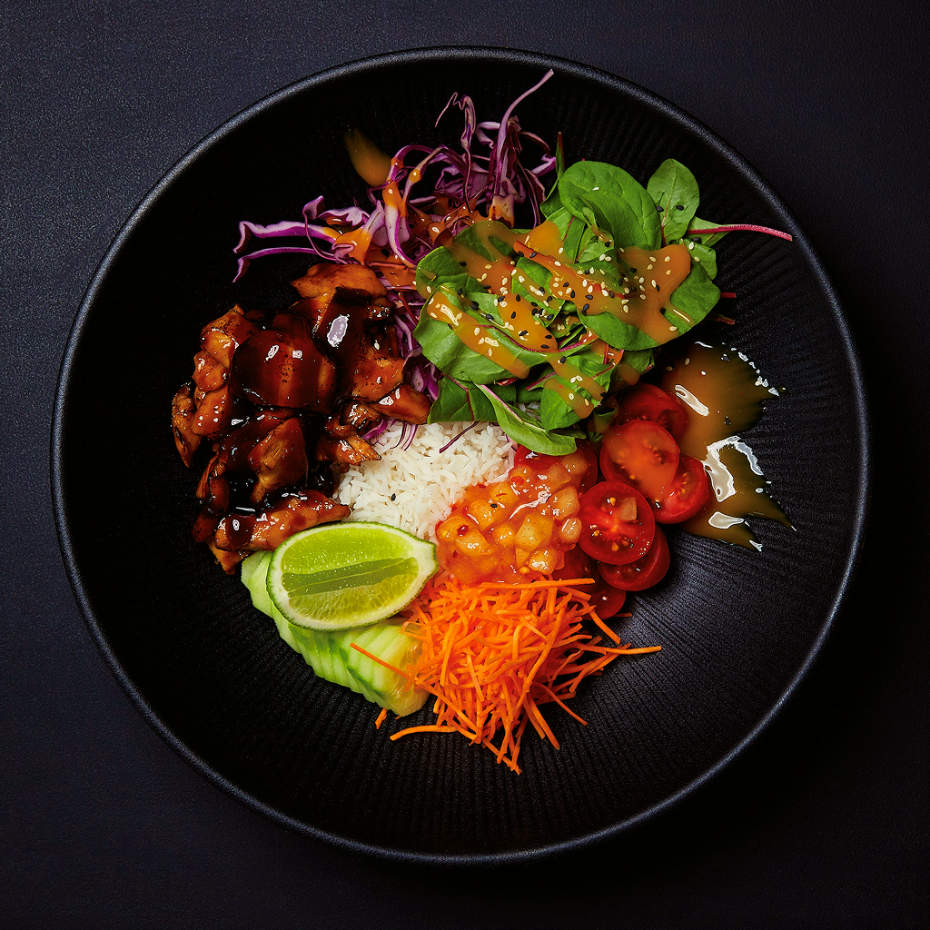 Frisch angerichtete Planted Teriyaki Bowl Creation mit pflanzlicher Proteinbasis, knackigem Gemüse, Reis und würziger Teriyaki-Sauce in einer Bowl serviert.