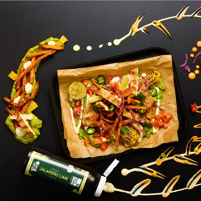 Loaded Sweet Potato Fries mit Hähnchenbrust, Tomaten, Guacamole, Koriander, Pink Onions, Limette, Mais und Jalapeño Lime Dip