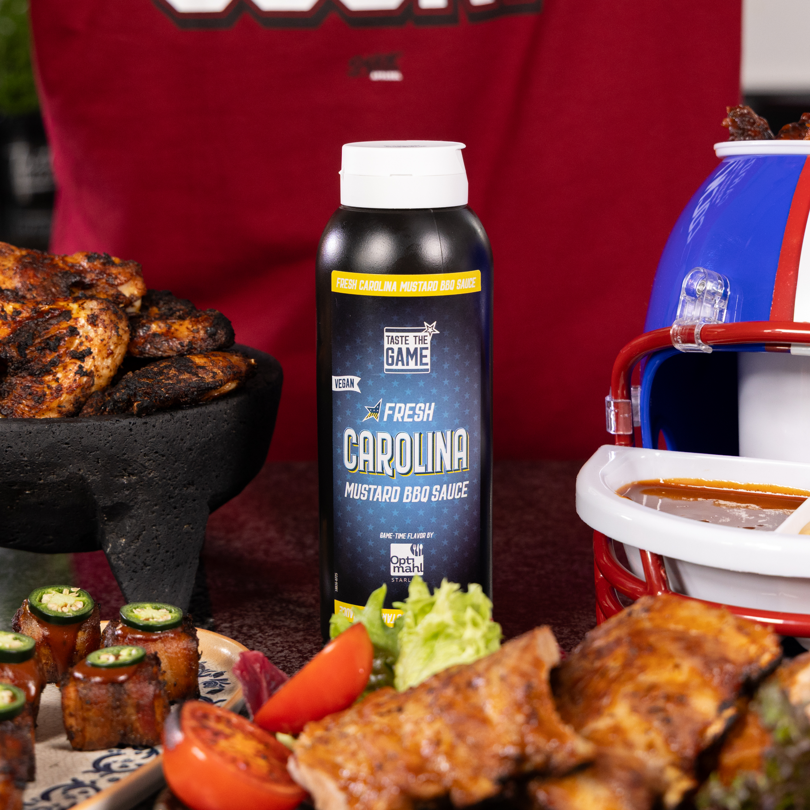 Carolina Mustard BBQ Sauce mit gegrilltem Fleisch, Maiskolben und Tomaten