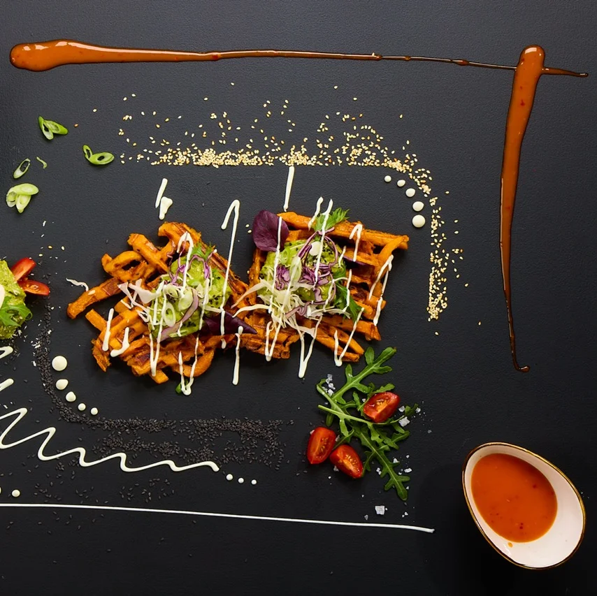 Knusprige Süßkartoffel-Waffel mit Guacamole, Chicken Stripes, Pink Slaw, Rucola und Zero Sweet & Chilli Sauce