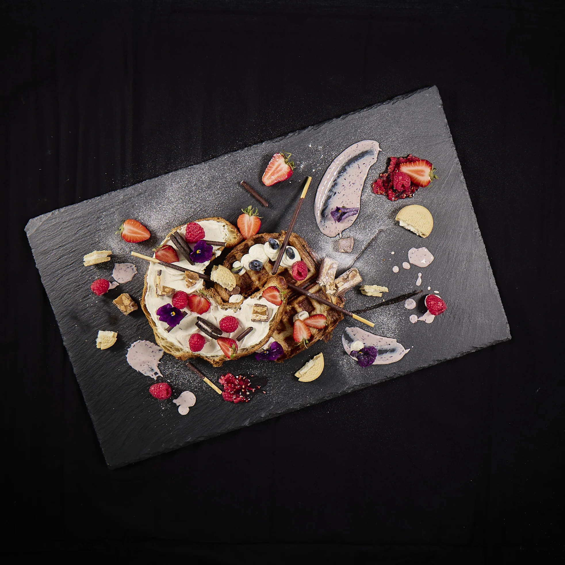 Croissant mit Cheesecake Creme, Blaubeeren, Erdbeeren, Himbeeren, Oreo, Mini-Snickers, Mikado und Puderzucker