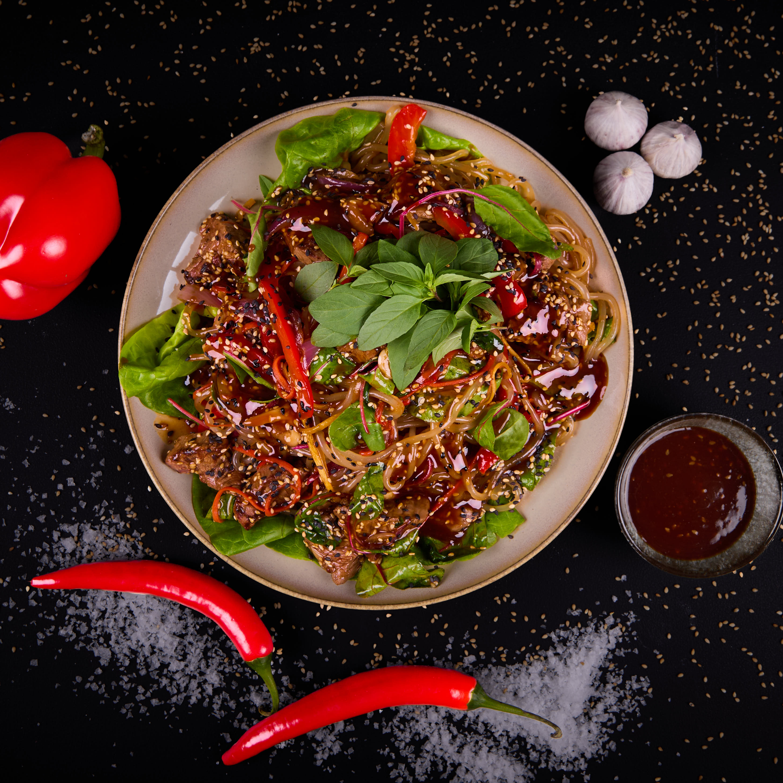 Koreanischer Glasnudelsalat mit Rindfleisch, Glasnudeln, Paprika, Karotten, roten Zwiebeln, Babyspinat, Shiitake und Korean XO Jjang Sauce