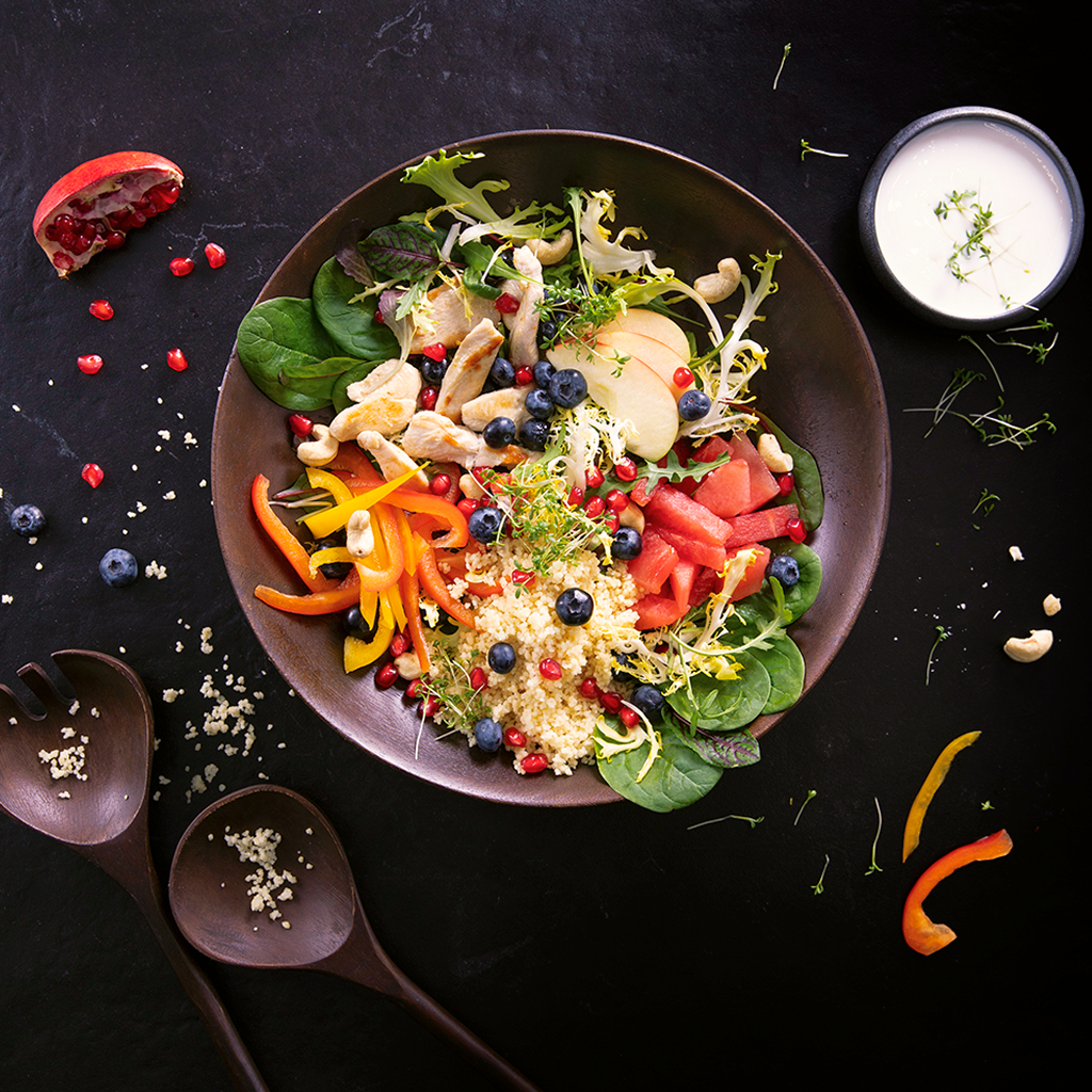 Frisch angerichteter Nordic Fresh Salad mit knackigem Gemüse, frischen Toppings und leichter Dressing-Komposition in einer Salatschüssel serviert.