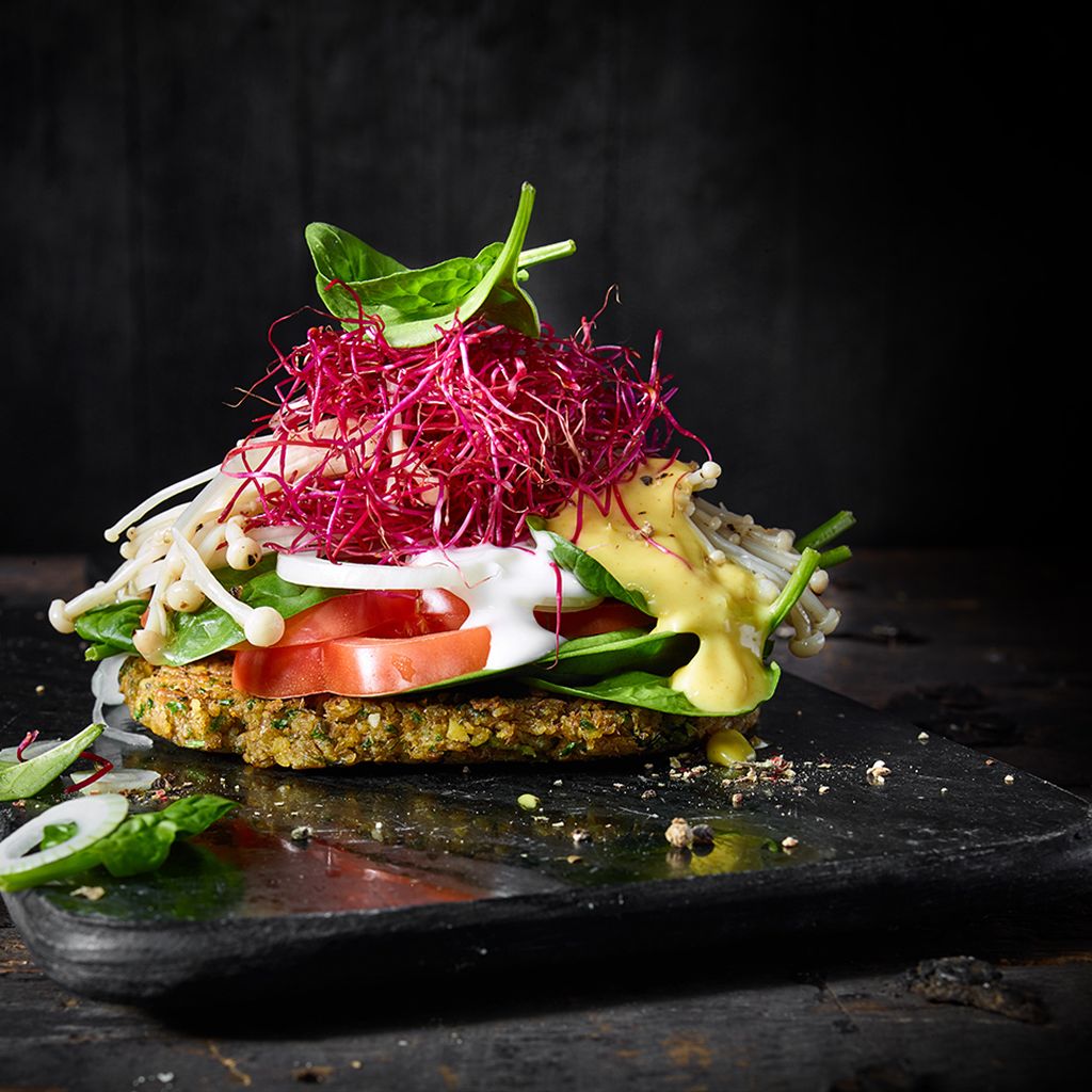 Frisch zubereiteter Low Carb Linsen Burger Deluxe mit würzigem Linsen-Patty, knackigem Salat, frischen Toppings und aromatischer Sauce serviert.